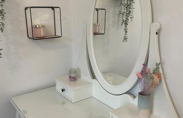 Hoole House- Bright and modern 2 bedroom house, close to Chester train station and the City Centre - Photo 14