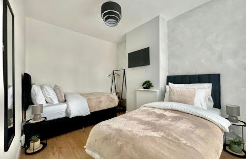 Central 4 Bed Home, FreeParking, 5TVs, Superfast WiFi - Photo 16