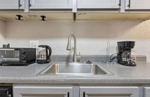 Cozy, modern apartment with bright interiors - Photo 6