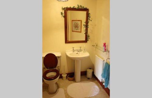 Serene Countryside Home with Manicured Gardens - Foto 11