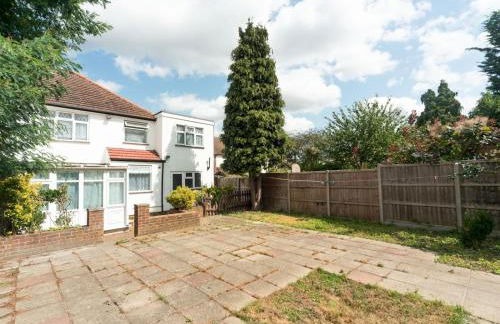 Spacious 4 Bed House Free Parking Near Station - Pass the Keys - Foto 19