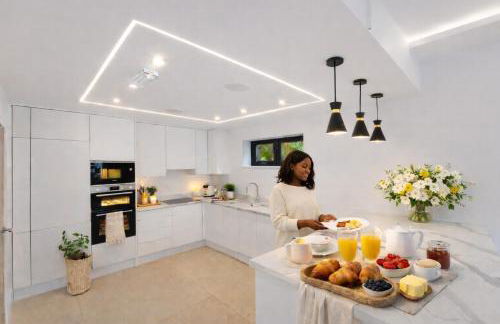 Exquisite 4BR Designer Home with Smart Features, Free Parking & SkyStream - Sleeps Up To 10 in Gerrards Cross SL9 - Photo 15