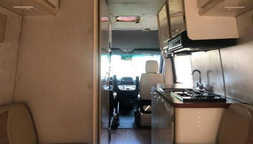 Private and cozy RV, direct bus to NYC Manhattan only 2 blocks away, MetLife Stadium FIFA World Cup 25 minutes away - Foto 4