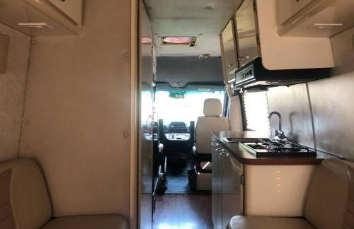 Private and cozy RV, direct bus to NYC Manhattan only 2 blocks away, MetLife Stadium FIFA World Cup 25 minutes away - Foto 4