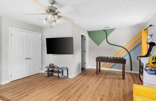 Serene Family Retreat King Beds Pool Hot Tub and Games - Photo 28