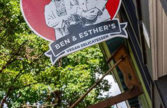 Stay Portland - The Tiny Oasis Steps to Local Coffee & Restaurants - Photo 30