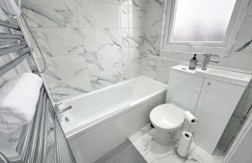 Central Location Liverpool, Modern Home, 4 BR, Sleeps 9, Free Parking - Foto 50