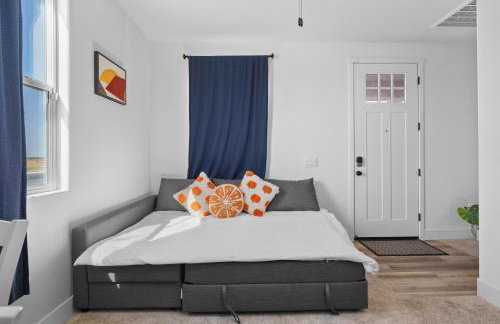 Modern 1BR Suite w AC Sleeps 3, NW Bakersfield - Photo 9