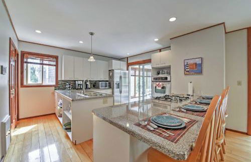 Walk to Beach! Hyannis Family Haven with Deck - Foto 8