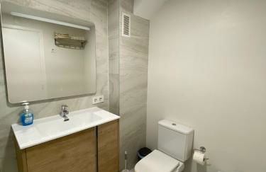 A 50 metros del mar y en 2 paradas de bus estas en el centro de Alicante - Foto 15