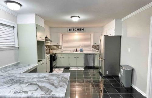 Decatur Home - Chic Comfort Family & Fun - Photo 5