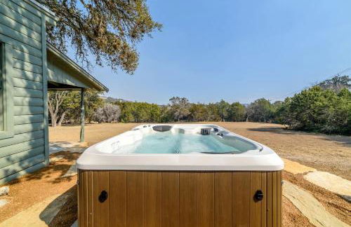 Efficiency-Style Cabin with Spa Lovely for a Couples Escape in Hunt, Texas - Foto 17