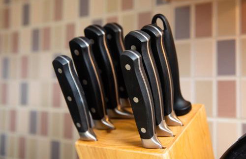 Modern and Spacious Home From Home 1 mile from M1 - with Netflix, Prime Video, PS5, free parking, superfast WiFi, BBQ - Sleeps 11 - By Brightleap Apartments - Foto 16