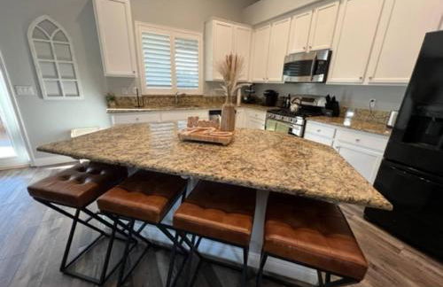 Cadbury 4BR Outdoor Kitchen Sleeps 8 Peaceful - Photo 6