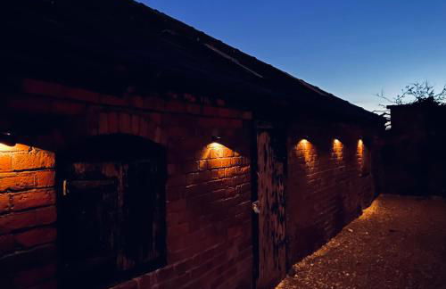 Quaint Georgian house with Parking & Huge Garden 10 mins walk from town - Photo 38