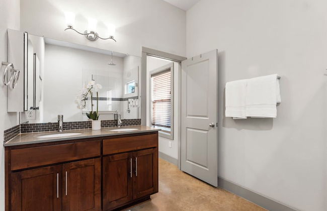 Chic & Homey 3BR Close to Downtown - Photo 16