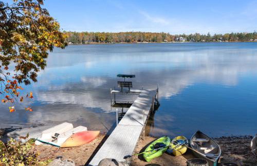 Lakefront Getaway with Kayaks, Fire Pit and Views - Foto 39