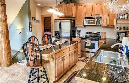 Secluded Log Cabin with Views & Hot Tub, Foosball, Wood Stove - Heavenly Homestead - Foto 44