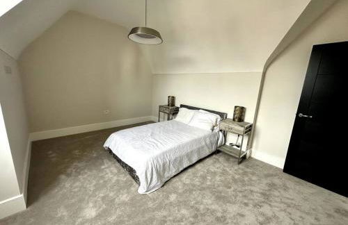 Luxury 4-bed home with club room - Photo 12
