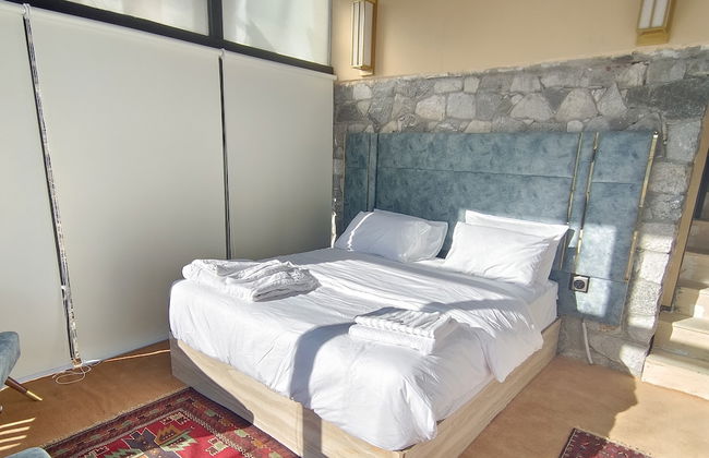 Stunning Cliff-edge 2-bedroom Chalet in Karimabad - Photo 6