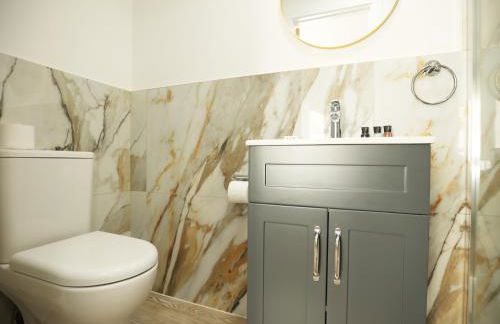 Gloucester Rd By N And N Stays, Newly Refurbed 6 Bed all ensuite house by N And N Stays Ltd, Perfect for contractors and Corporate stays, Close to YTL Arena Site, Pvt Parking for Vans and and work vehicles, Wifi - Foto 32