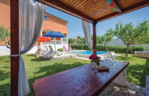 Three-Bedroom Holiday Home In Nedescina - Foto 10