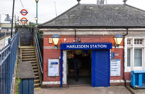 Luxurious 2 bedroom flat with parking and garden, 5 mins walk to train station and bus stop opposite property - Foto 24