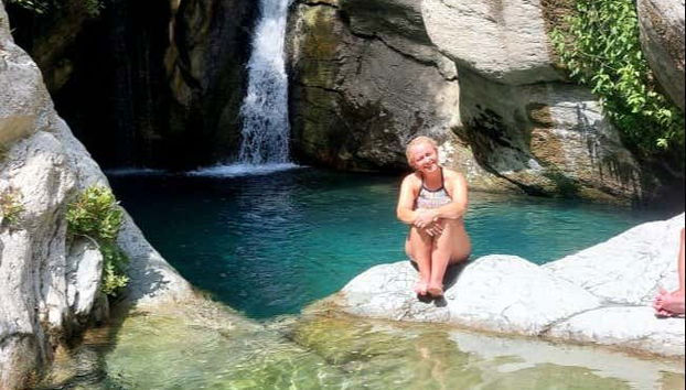 Posando ante la cascada