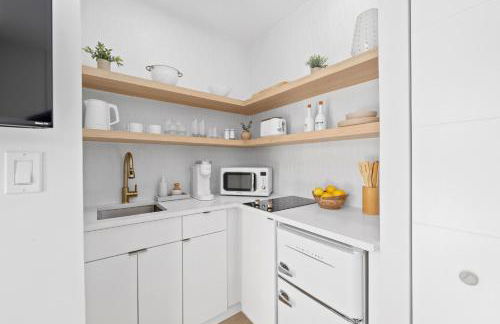 M Lake Worth Beach - Modern Villas Near West Palm Beach, Chic Retro Vibes, King Bed, Cozy Backyard, BBQ, Workspace, High-Speed Internet, Free Parking, 5 Minutes to Downtown & Beach - Foto 76