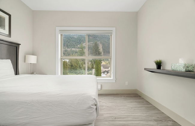 Rooftop Paradise Luxe 2BR Lake Views - Photo 9