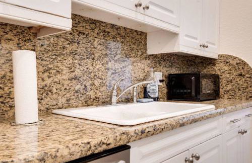 Intracoastal Oasis in a Prime Area w Pool and BBQ - Foto 13