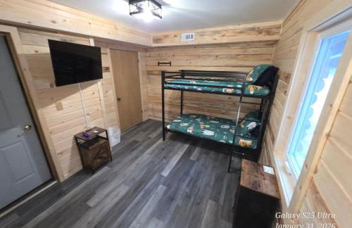 8BR 5BA Huge Dog Friendly Log Cabin near Wisconsin Dells and Lake sleeps 25plus - Foto 47