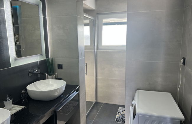 Modern Villa With Private Pool Consisting of 2 Apartments Near the Beach - Photo 18