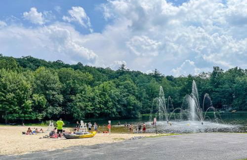 Luxurious Poconos Retreat - Hot Tub, Sauna, Games - Foto 52