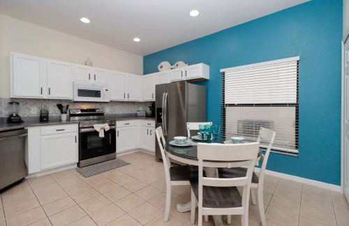 Serene 4-Bedroom Lakeview Retreat with South-Facing Pool & Sun-Drenched Outdoor Living - Foto 93