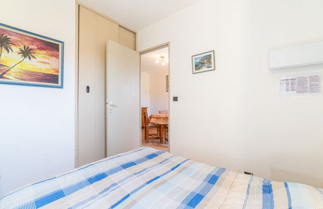 2 bedroom Apartment in Bormes-les-Mimosas with garden and terrace - Photo 12