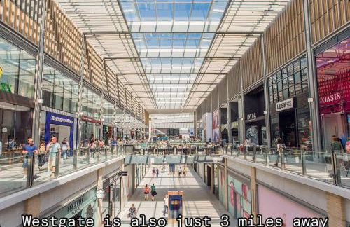 Spacious and stylish with games room, huge garden, peaceful surroundings - Foto 38