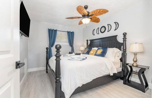 Elegant Retreat Near Downtown and Beach - Photo 5