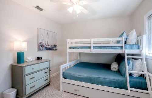 Beachside snowbird escape with fenced yard & washer/dryer - walk to beach access - Foto 21