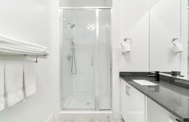 Charming 1BR Lakeside - Photo 27