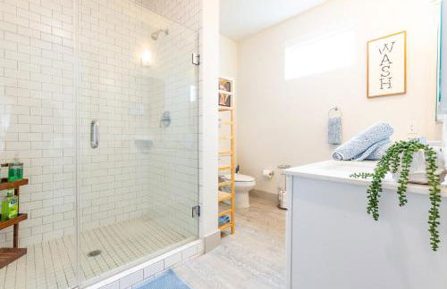 RiverWalk PentHouse Oasis w/Free Parking Gym Pool - Photo 12