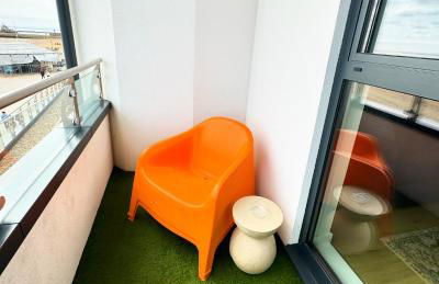 Stunning Beach Front Apartment with Sea views, FREE Parking & Balcony - Foto 2