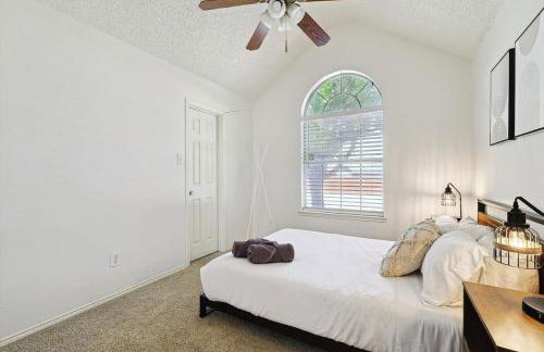 Deluxe Poolside Home, Modern 5BR with Gaming Room - Foto 26