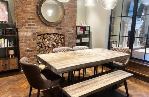 Manchester Luxury Country House Close To The City With Hot Tub & BBQ Fire Pit. - Foto 17