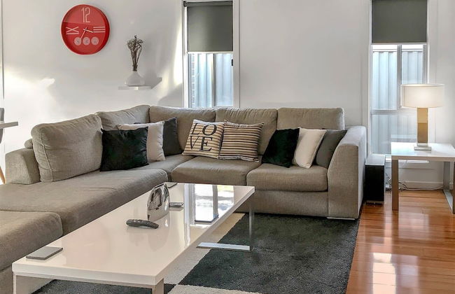 Sleek Stylish Modern Close to Airport - Foto 1