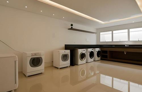 Studio prox shopping Curitiba Wifi, TV a Cabo e ar by UROOMS - Foto 41