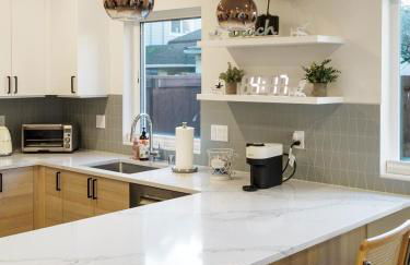 Steps to Alki Beach with Water Views Rooftop deck - Foto 1