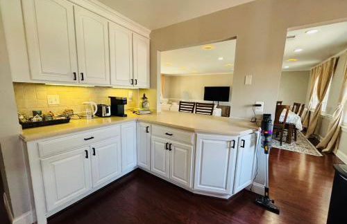 Bright Home for Family and Groups with Patio - Foto 46