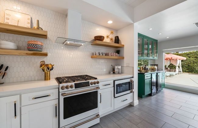 The Beverly - Photo 14