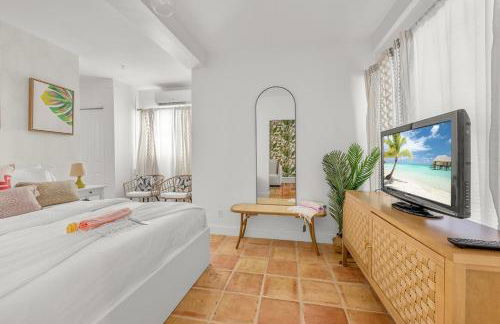 Bright and Airy Apartment on Flamingo Dr - Foto 8